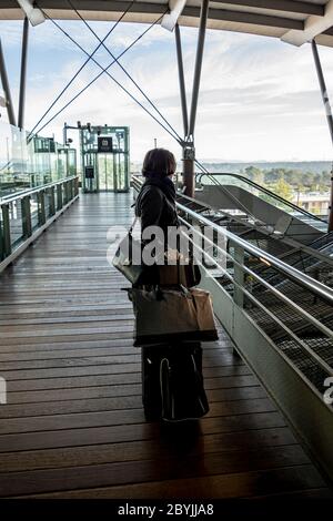 Frau mit Gepäck im Bahnhof in Avignon, Frankreich. Stockfoto