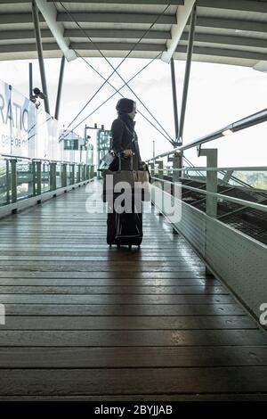 Frau mit Gepäck im Bahnhof in Avignon, Frankreich. Stockfoto