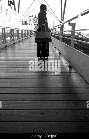 Frau mit Gepäck im Bahnhof in Avignon, Frankreich. Stockfoto