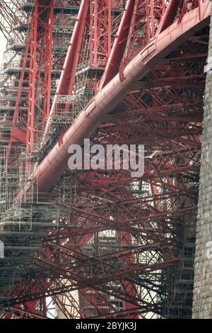 Edinburgh, Schottland. Lackier-, Wartungs- und Reparaturarbeiten an der Forth Rail Bridge, von South Queensferry aus gesehen Stockfoto