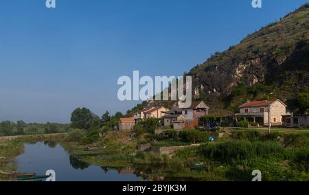 Ein kleines Dorf auf einem Hügel in der Nähe eines Sees Montenegro Stockfoto