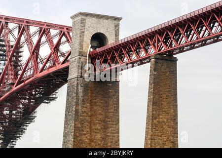 Edinburgh, Schottland. Lackier-, Wartungs- und Reparaturarbeiten an der Forth Rail Bridge, von South Queensferry aus gesehen Stockfoto