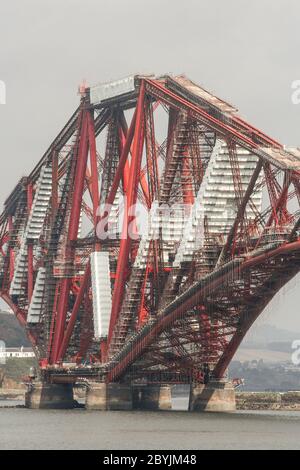 Edinburgh, Schottland. Lackier-, Wartungs- und Reparaturarbeiten an der Forth Rail Bridge, von South Queensferry aus gesehen Stockfoto