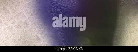 Abstrakte Hintergrundgrafik mit Oberflächenstruktur und pastellgrau, sehr dunkel violett und dunkelgrau Farben. Stockfoto