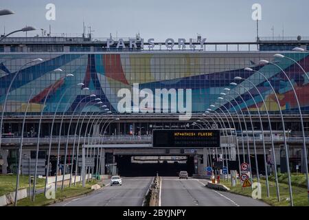 Paris, Frankreich. April 2020. Das Foto zeigt den Flughafen Orly während seiner Schließung, südlich von Paris, Frankreich, 3. April 2020. Der französische Wirtschafts- und Finanzminister Bruno Le Maire hat am Dienstag einen 15 Milliarden Euro (16.9 Milliarden US-Dollar) schweren Unterstützungsplan für die Luft- und Raumfahrtindustrie des Landes angekündigt, der durch den Zusammenbruch der Flugreisenachfrage aufgrund der Coronavirus-Krise verwüstet wurde. Kredit: Aurelien Morissard/Xinhua/Alamy Live News Stockfoto