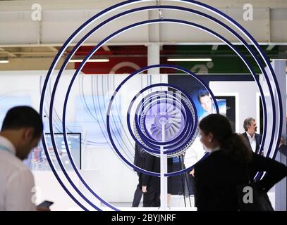 (200610) -- PARIS, 10. Juni 2020 (Xinhua) -- das Foto zeigt die Besucher der 53. Internationalen Pariser Luftfahrtausstellung, die am 17. Juni 2019 auf dem Flughafen Le Bourget in der Nähe von Paris, Frankreich, stattfand. Der französische Wirtschafts- und Finanzminister Bruno Le Maire hat am Dienstag einen 15 Milliarden Euro (16.9 Milliarden US-Dollar) schweren Unterstützungsplan für die Luft- und Raumfahrtindustrie des Landes angekündigt, der durch den Zusammenbruch der Flugreisenachfrage aufgrund der Coronavirus-Krise verwüstet wurde. (Xinhua/Gao Jing) Stockfoto