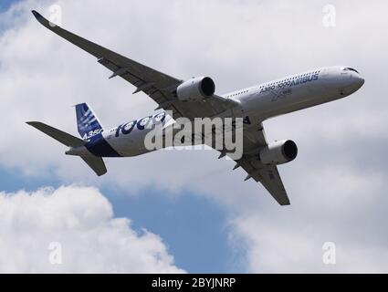 (200610) -- PARIS, 10. Juni 2020 (Xinhua) -- das Dateifoto zeigt einen Airbus A350-1000, der während einer Flugausstellung auf der 53. Internationalen Paris Air Show am Flughafen Le Bourget in der Nähe von Paris, Frankreich, am 17. Juni 2019 auftrat. Der französische Wirtschafts- und Finanzminister Bruno Le Maire hat am Dienstag einen 15 Milliarden Euro (16.9 Milliarden US-Dollar) schweren Unterstützungsplan für die Luft- und Raumfahrtindustrie des Landes angekündigt, der durch den Zusammenbruch der Flugreisenachfrage aufgrund der Coronavirus-Krise verwüstet wurde. (Xinhua/Gao Jing) Stockfoto