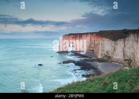 Abendsonne auf Klippen im Meer Stockfoto