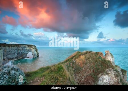 Dramatischer violetter Sonnenaufgang über der Atlantikküste Stockfoto