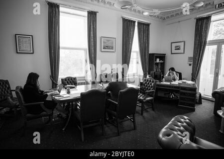 Hinter den Kulissen von Stormont während der COVID-19-Pandemie mit der ersten Ministerin Arlene Foster (rechts) in ihrem Büro mit ihren SPADs Emma Little-Pengelly (links) und Dr. Phillip Weir (hinten Mitte) und Juniorminister Gordon Lyons (vorne Mitte). Stockfoto