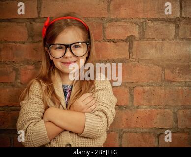 Lustige kleine Mädchen mit Brille Stockfoto