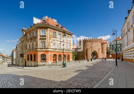 Warschau, Masowien Provinz, Polen. Mittelalterliche barbikan- und Mietshäuser in der Nowomiejska Straße im Neustädter Stadtteil. Stockfoto