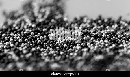 Pile schwarz und silve Kugeln aus Perlen geeignet für Hintergrund und Textur Stockfoto