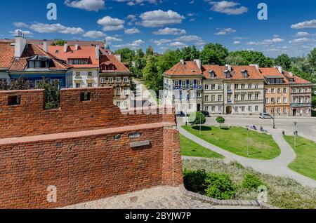 Warschau, Masowien Provinz, Polen. Mostowa Straße Häuser Blick von den Verteidigungsmauern der Altstadt. Stockfoto