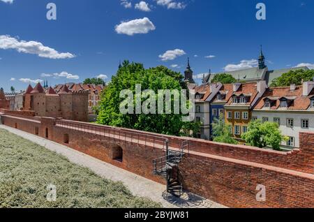 Warschau, Masowien Provinz, Polen. Blick auf die Neustadt von den Verteidigungsmauern der Altstadt. Barbican ist links zu sehen. Stockfoto