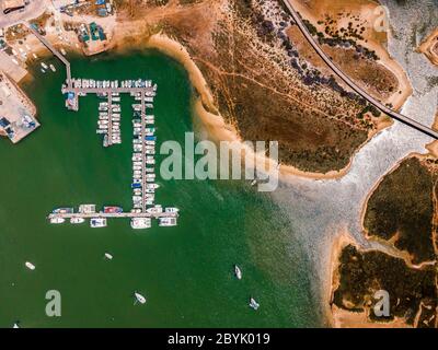 Luftaufnahme des Yachthafens und der Uferpromenade in Alvor, Algarve, Portugal Stockfoto