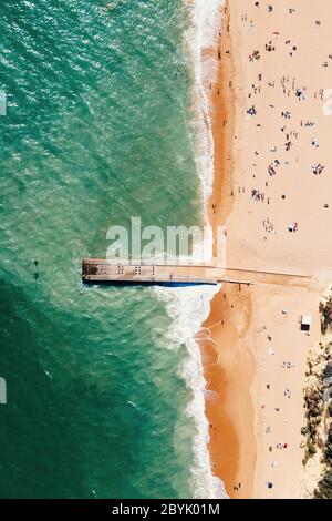 Luftaufnahme von Pier und Strand in Albufeira, Algarve, Portugal Stockfoto