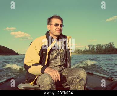 Angeln Männer auf dem Boot mit Motor - Vintage Retro-Stil Stockfoto