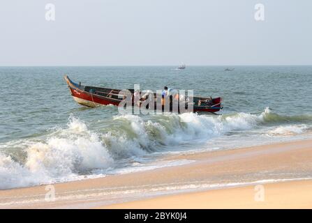 Fischer laden frischen Fischfang am Strand Stockfoto