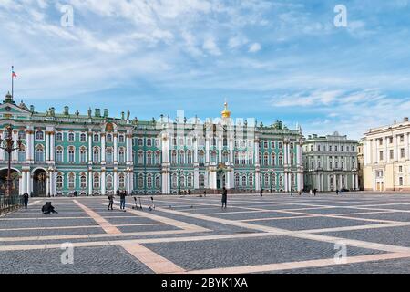 Sankt Petersburg, Russland – 17. Mai 2020: Menschen mit Motorroller auf dem Palastplatz in der Nähe geschlossen die Staatliche Eremitage Gebäude Stockfoto