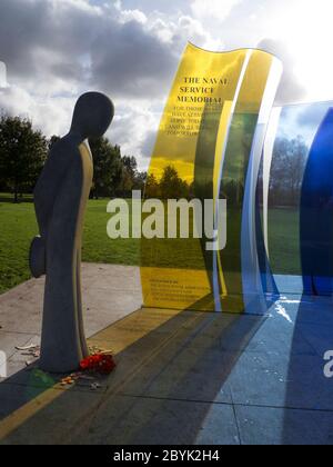 Die Naval Service Memorial Skulptur im National Memorial Arboretum in der Nähe von Alrewas Stafforshire. Das National Memorial Arboretum ist ein britischer Ort Stockfoto