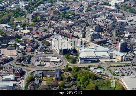 Eine Luftaufnahme des Stafford Shopping Centre, Staffordshire, England, Parkplätze unter Coronavirus Lockdown leer Stockfoto