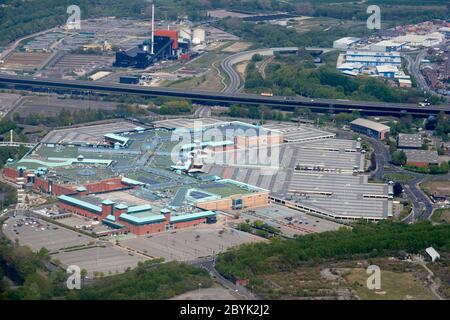Ein Luftbild von Meadowhall Shopping Centre, Sheffield, South Yorkshire Nordengland, Parkplatz völlig leer unter Coronavirus Lockdown Stockfoto