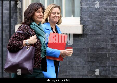 Die Politikerin und Ministerin der britischen Konservativen Partei, Amber Rudd MP, und Claire Perry, verlassen 10 Downing Street, London Stockfoto