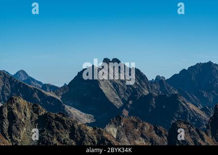 Lomnicky stit, Vysoka, Zadny Gerlach und viele andere Gipfel der Vysoke Tatry Berge in der Slowakei während schönen Herbsttag mit klarem Himmel Stockfoto