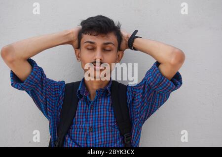 Junge Teenager-Mann leiden unter starken Kopfschmerzen und Migrant Decaase.Health Care Konzept Stockfoto