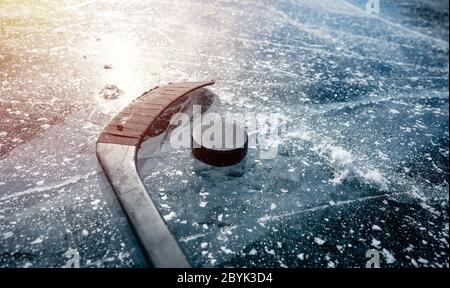 Artikeldetails Nahaufnahme Hockey Puck auf einem gefrorenen Teich. Eislaufen in der Natur bei Sonnenuntergang im Winter. Reisen und Sport Stockfoto