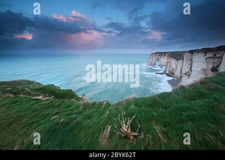 Stürmischer Sonnenaufgang über Klippen im Atlantik Stockfoto