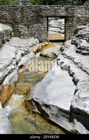 Griechenland, Epirus, natürliche Pools, kleine Wasserfälle und Felsformationen genannt Ovires in der Nähe des Bergdorfes Papingo aka Papigo in Vikos National pa Stockfoto