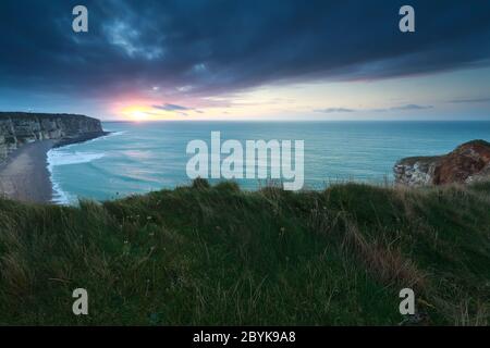 Sonnenuntergang über dem Atlantik in Frankreich Stockfoto