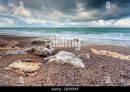 Stürmischer wolkigen Himmel über Strand im Meer Stockfoto