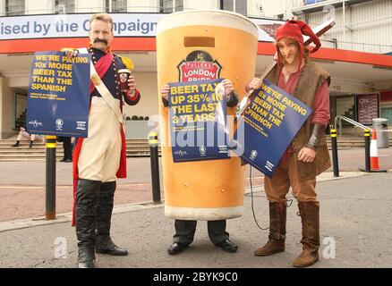 Großbritanniens größtes 5-tägiges Bierfest, das von der Campaign for Real Ale (CAMRA) organisiert wird, startet am Londoner Earls Court mit über 1000 verschiedenen Biersorten. Stockfoto