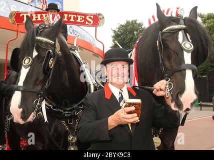 Großbritanniens größtes 5-tägiges Bierfest, das von der Campaign for Real Ale (CAMRA) organisiert wird, startet am Londoner Earls Court mit über 1000 verschiedenen Biersorten. Stockfoto