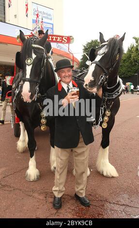 Großbritanniens größtes 5-tägiges Bierfest, das von der Campaign for Real Ale (CAMRA) organisiert wird, startet am Londoner Earls Court mit über 1000 verschiedenen Biersorten. Stockfoto