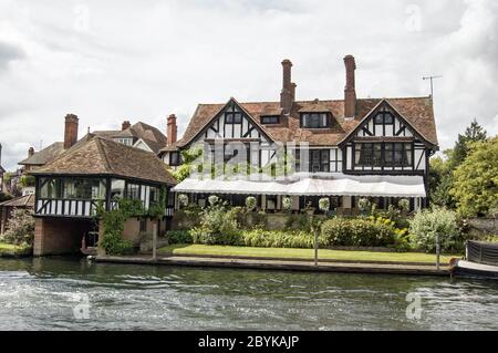 Lower Shiplake, UK - 7. August 2011: Riverside Heimat der berühmten Sängerin Vince Hill in Lower Shiplake bei Henley-on-Thames in Oxfordshire. Hill' Stockfoto