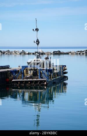 Baggern der Hafen für Segelboote in Cobourg Hafen Stockfoto