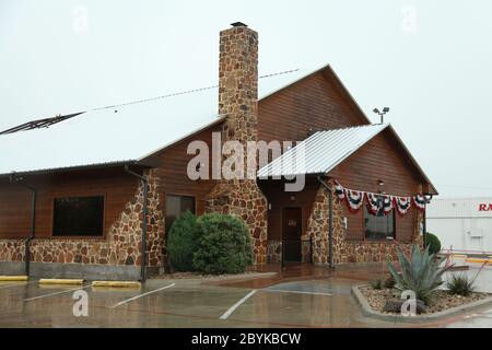 Mineral Wells, Texas, USA - das Mesquite Pit Steakhouse an einem kalten, nassen, regnerischen Tag im Mai 2015 TX Stockfoto