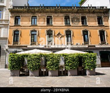 Mailand. Italien - 21. Mai 2019: Mailands Restaurant. Leere Street Stühle und Tische. Sonniger Tag. Altes Gebäude. Stockfoto