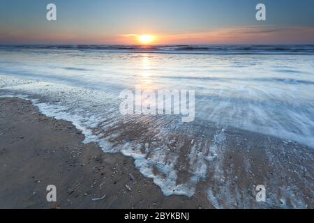 Gold Sonnenuntergang über North Sea Beach Stockfoto