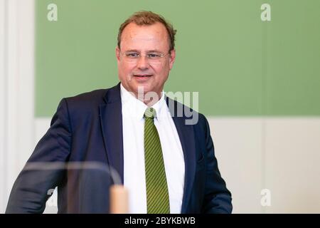 Kiel, Deutschland. Juni 2020. Claus Christian Claussen (CDU), Justizminister von Schleswig-Holstein, kommt zu einer Sitzung des Innen- und Rechtsausschusses im Kieler landtag an. Ziel war es zu klären, warum der Hauptverdächtige im Fall des britischen Mädchens Maddie McCann 2008 wegen eines gerichtlichen Zusammenbruchs der Staatsanwaltschaft Flensburg vorübergehend für etwa vier Wochen freigelassen wurde. Der deutsche Mann, der mehrere Straftaten begangen hat, befindet sich derzeit wegen eines Drogenstrafrechts in Kiel im Gefängnis. Quelle: Frank Molter/dpa/Alamy Live News Stockfoto