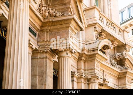 Mailand. Italien - 21. Mai 2019: Wunderschönes Detail der Fassade des alten Gebäudes in Mailand. Nahaufnahme. Stockfoto