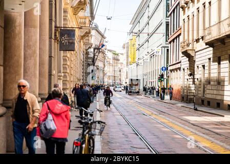 Mailand. Italien - 21. Mai 2019: Meravigli Straße in Mailand mit Touristen. Sonniger Tag. Stadtleben. Stockfoto