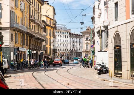 Mailand. Italien - 21. Mai 2019: Meravigli Straße und Magenta Straße in Mailand mit Touristen. Sonniger Tag. Stockfoto