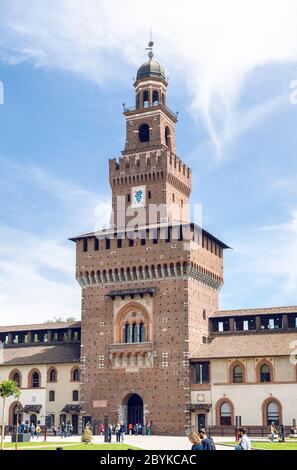 Mailand. Italien - 21. Mai 2019: Castello Sforza. Filarete Tower. Blauer Himmel. Sonniger Tag. Stockfoto