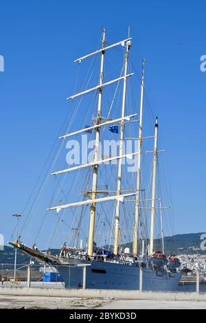 Kavala, Griechenland - 13. Juni 2019: Luxus-Segelschiff im Hafen der Stadt auf der Ägäis Stockfoto