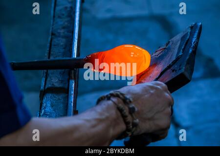 Glasbläser bei der Arbeit in Malta Stockfoto